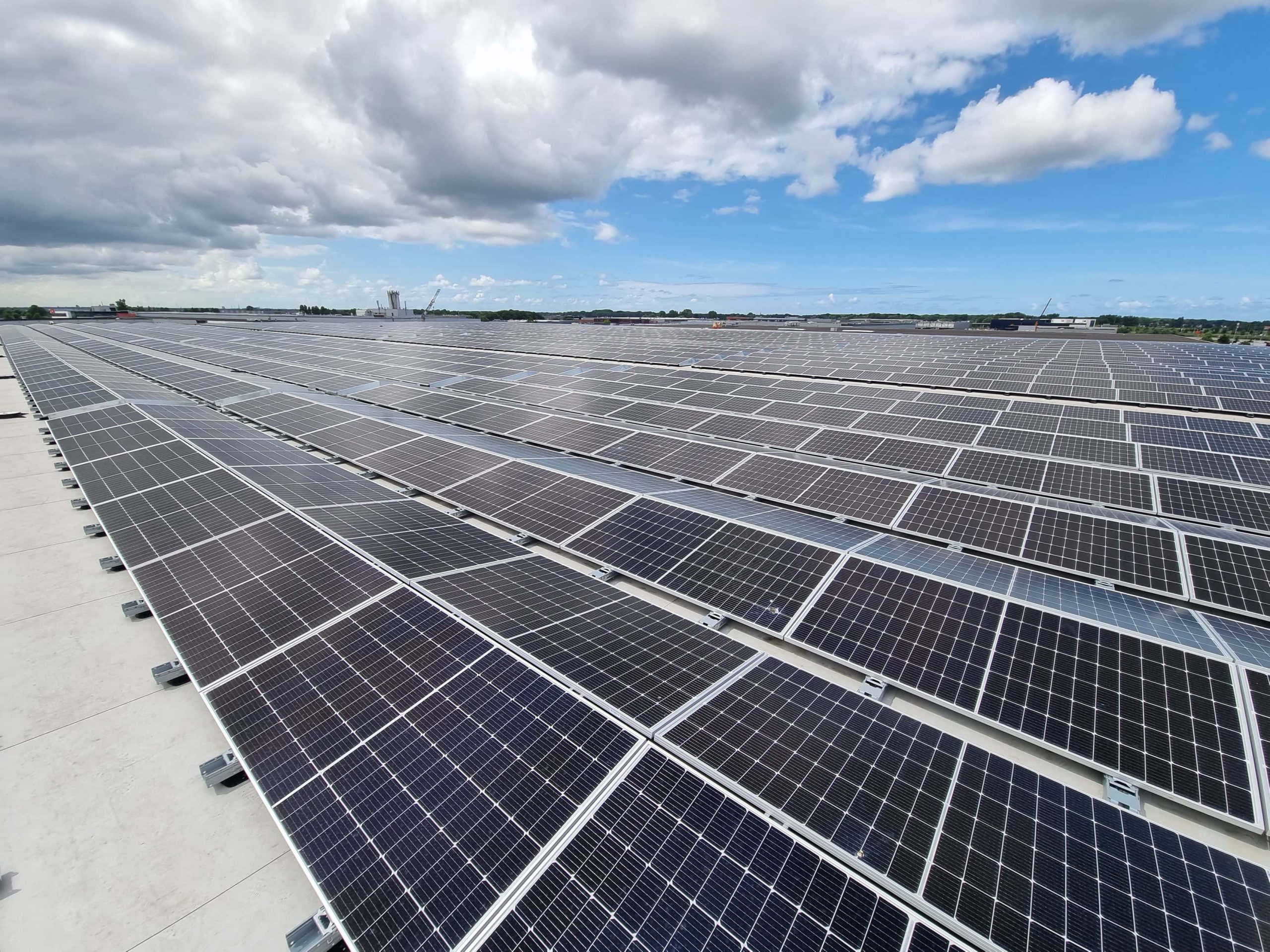 Grote zonnepaneelinstallatie: Begeleiding van subsidie, inkoop tot oplevering