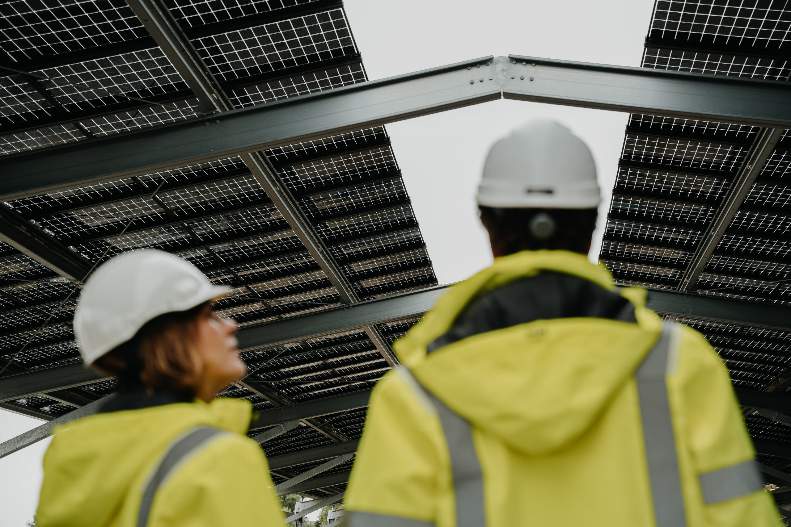 Solar Carport bij Kantoorpand Leyten Maakt Elektrisch Laden en Duurzaam Vastgoed Mogelijk